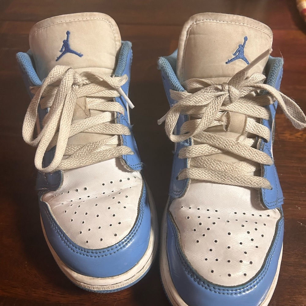 Jordan 1 Low Grade School Boys' "White/Legend Blue" Shoe
